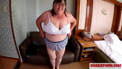 જાડી જાપાનીઝ મમ્મી તેના વિશાળ સ્તનો બતાવે છે અને સેક્સ ટોયનો આનંદ માણે છે. 51 વર્ષીય એશિયન મમ્મી તેના જાતીય અનુભવ વિશે વાત કરે છે. યુકીકો 1 ઓસાકાપોર્ન ફેટી milf